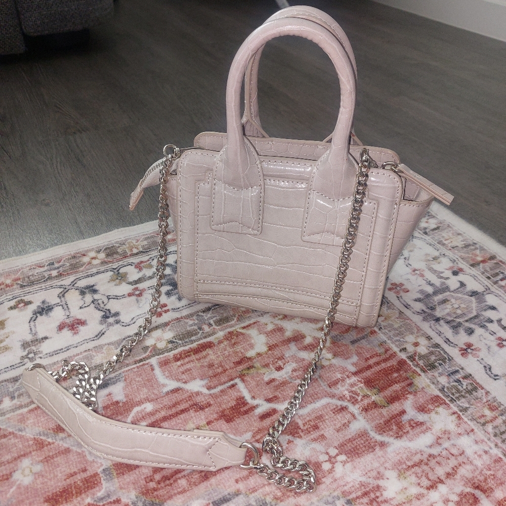"Zara" Croosbody  with Chain Strap Size: Mini